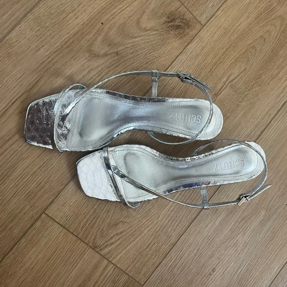 Schutz Heloise Metallic Silver Leather Sandals Size 8.5 Kitten Heel Snake - Picture 4 of 8